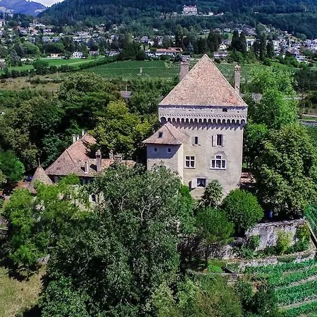 Medieval Juliette Montrö